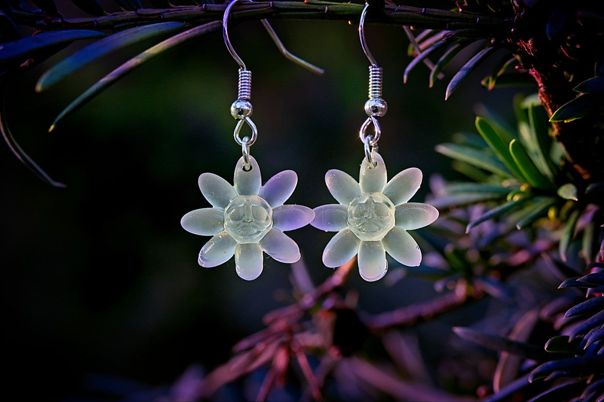 DAISIES - Flower Earrings in Clear White